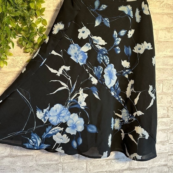 Nine & Company Black and Blue floral silk like‎ skirt size 16 - Picture 7 of 7